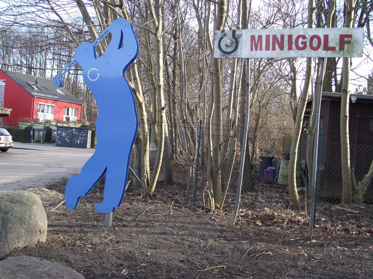 Minigolfskulptur weist den Weg nach Olympia